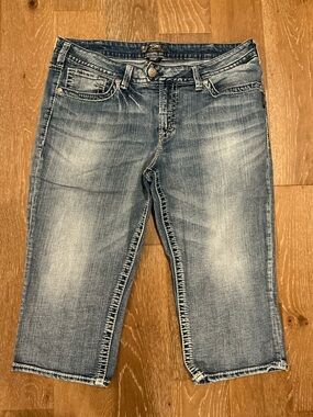 EUC - Women’s Silver Tuesday Cropped Jeans - Size 18